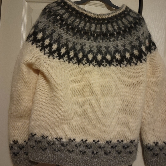 Gorgeous Icelandic sweater - Picture 3 of 5